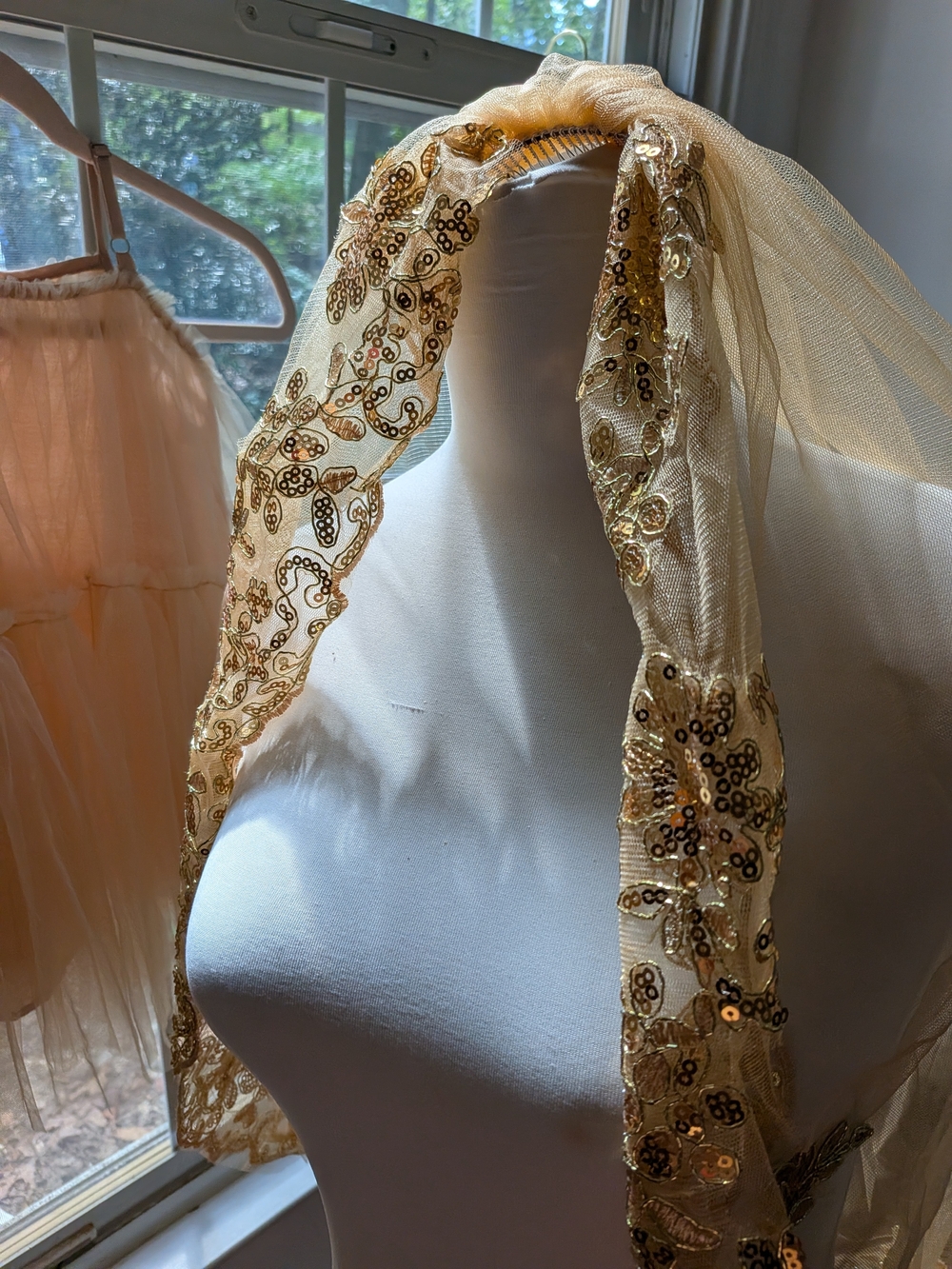 Gold Sequined Veil - Picture 6 of 11
